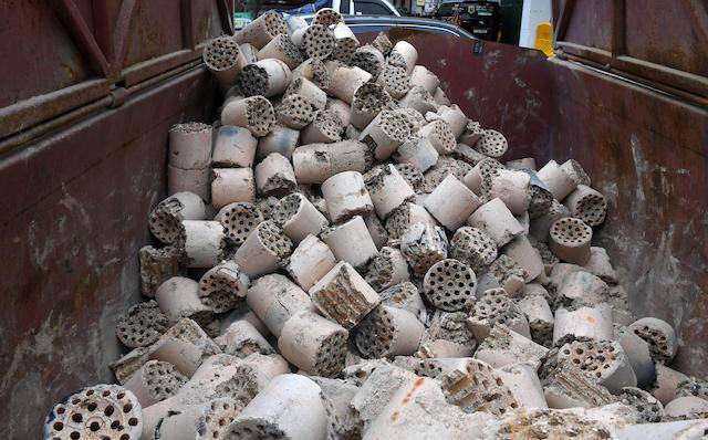 버려진 연탄재. 한국일보 자료사진