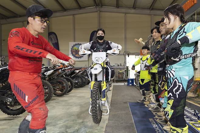 박노찬 오프밸리 대표(왼쪽)가 동호인들을 대상으로 엔듀로 바이크 기초 과정을 교육하고 있다.