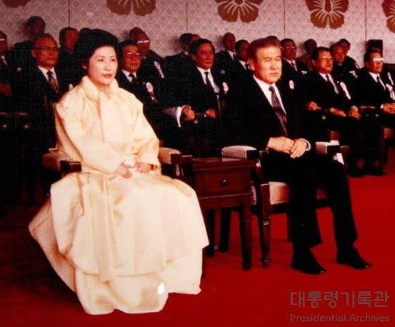 노태우 대통령의 부인 김옥숙 여사는 1988년 13대 대통령 취임식에서 연한 주황색 치마저고리에 같은색 두루마기를 걸쳤다. [사진 대통령기록관]