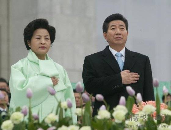 노무현 전 대통령 부인 권양숙 여사는 2003년 16대 대통령 취임식때 연두색 치마 저고리와 두루마기를 착용했다. [사진 대통령기록관]
