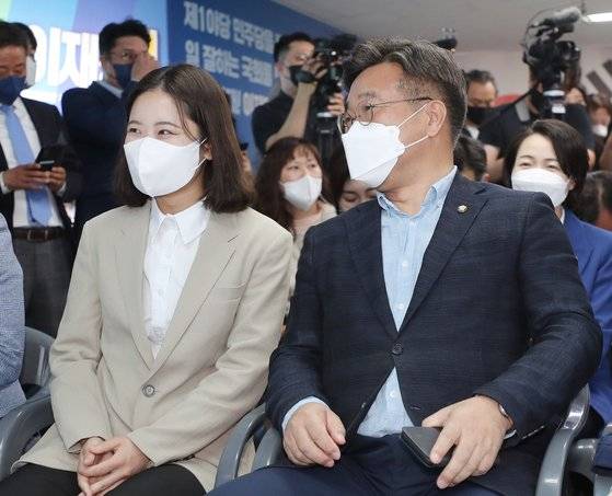 더불어민주당 박지헌·윤호중 공동비대위원장이 14일 오전 인천시 계양구 임학동에서 열린 이재명 인천 계양을 국회의원 후보 선거사무소 개소식에 참석하고 있다. 연합뉴스