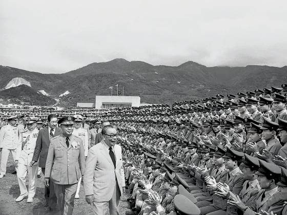 푸싱강의 정치작전학교 졸업식에 참석한 장징궈. 장샤오옌이 다니던 해 외에는 한 번도 거르지 않은 연례행사였다. [사진 김명호]