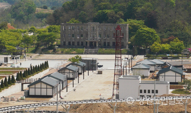 ▲ 7월 개장될 철원역사문화공원이 국가등록문화재 제22호인 철원 노동당사와 도로 하나를 두고 마주보고 있다.