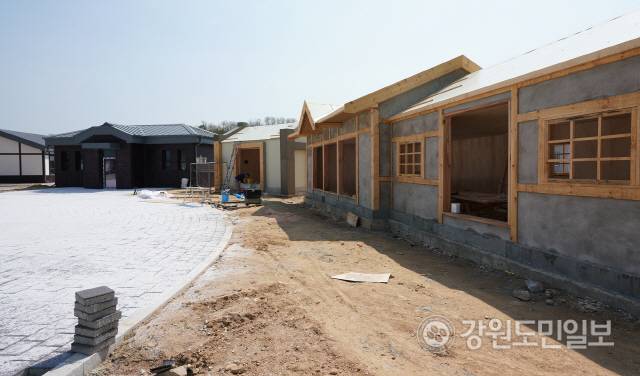 ▲ 철원역사문화공원에 들어설 상점과 식당, 우편국, 은행등의 건물이 막바지 공사에 한창이다.