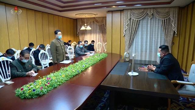 ▲ 김정은 북한 국무위원장이 지난 12일 신종코로나바이러스 감염증 확산 대응책을 마련하기 위해 마스크를 착용한 채 국가비상방역사령부를 전격 방문했다. [조선중앙TV 화면]