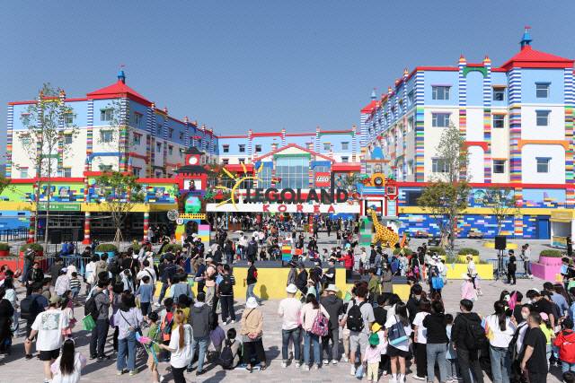 ▲ 5월 둘째 주말인 14일 강원도내 관광명소에 나들이객 발길이 이어졌다. 사진은 지난 5일 개장한 춘천 레고랜드.강원도민일보 자료사진