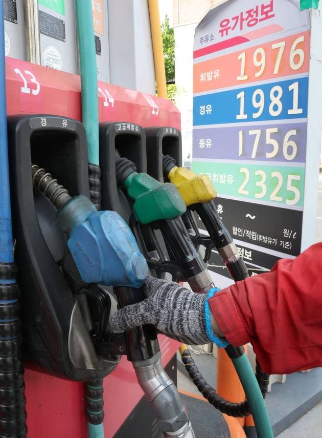 5월 11일 서울 시내의 한 주유소에서 경유 가격이 휘발유 가격보다 비싸게 판매되고 있다. 사진=한국경제신문