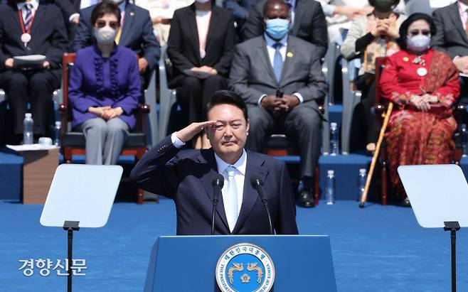 윤석열 대통령이 지난 5월 10일 열린 대통령 취임식에서 경례를 하고 있다. / 권호욱 선임기자