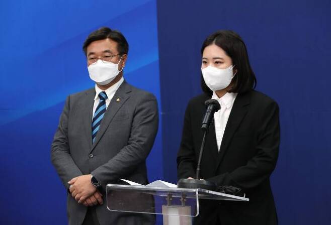 윤호중(왼쪽)·박지현 더불어민주당 공동비상대책위원장이 12일 오후 당대표실에서 성 비위 사건과 관련한 입장을 밝혔다.   연합뉴스