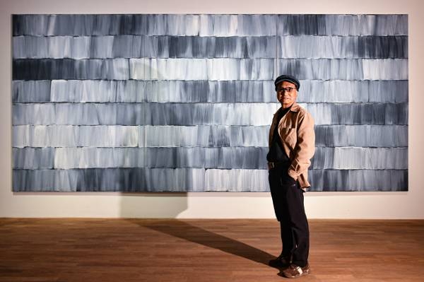 심문섭 작가가 개인전 개막을 이틀 앞둔 지난 8일 서울 종로구 평창동 가나아트센터에서 가로 5.8m 대형 회화 ‘제시-섬으로’ 앞에서 작품을 설명하고 있다. 조각 작업을 해온 작가는 경남 통영 출신으로 너울대는 바다에서 영감을 얻은 회화 작업을 병행하고 있다. 이한결 기자