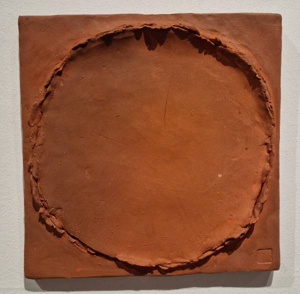 평면 테라코타 ‘흙에 대한 생각’(2002). 가나아트센터 제공