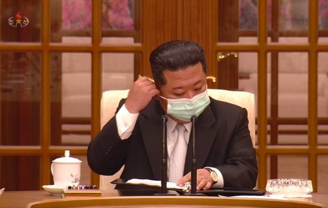 김정은 북한 조선노동당 국무위원장이 12일 당중앙위원회 본부청사에서 열린 '북한 당 중앙위원회 제8기 제8차 정치국회의'에서 마스크를 벗고 있다. 조선중앙TV 캡처. 뉴시스