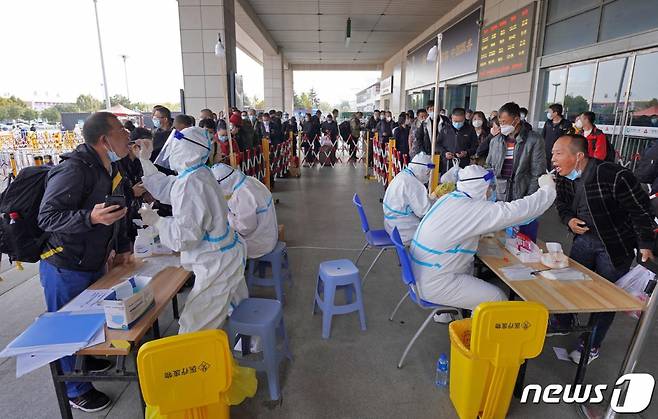 2일(현지시간) 중국 산둥성 옌타이 기차역에서 여행객들이 코로나19 검사를 받고 있다.  /AFPBBNews=뉴스1