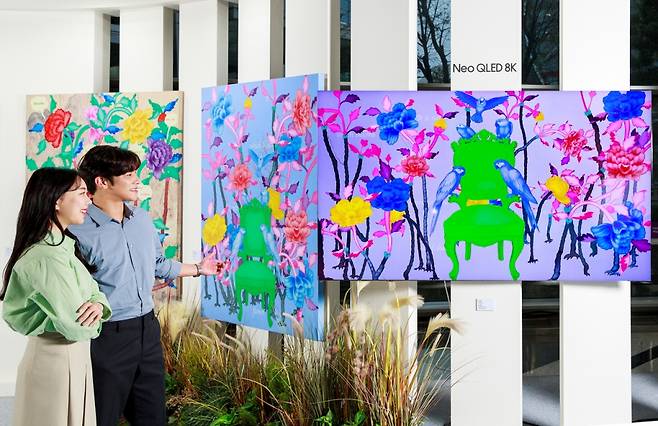 삼성전자 모델이 Neo QLED 8K로 김근중 작가의 'Natural Being 104' 작품을 감상하고 있다./사진제공=삼성전자
