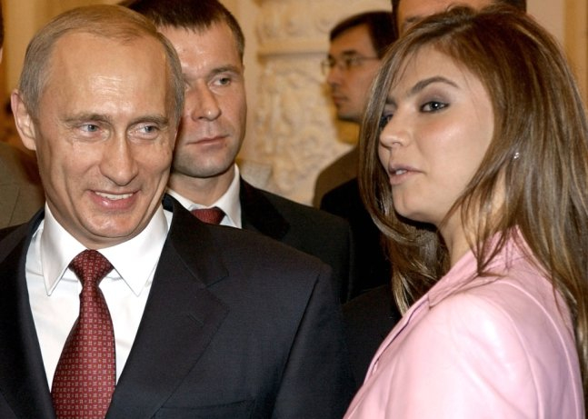 2004년 11월 4일 크렘린궁에서 블라디미르 푸틴 러시아 대통령이 올림픽 대표팀과 만난 자리에서 당시 리듬체조 선수였던 알리나 카바예바를 보며 미소를 짓고 있다,/로이터=뉴스1
