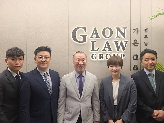 법무법인 가온 패밀리오피스 센터 관계자들. 왼편부터 조병호변호사 겸 공인회계사, 배정식 본부장, 소순무 변호사(성년후견협회장) 안지영 변호사, 김세현 회계사 순