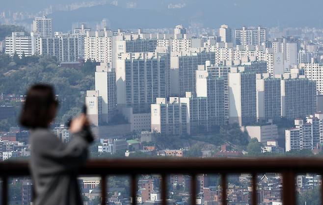 서울 중구 남산에서 바라본 서울시내 아파트. [연합]