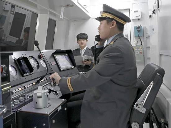 지난해 철도기관사 진로체험전에 참여한 한 고교생이 전동차 체험을 하고 있다(경북전문대 제공)