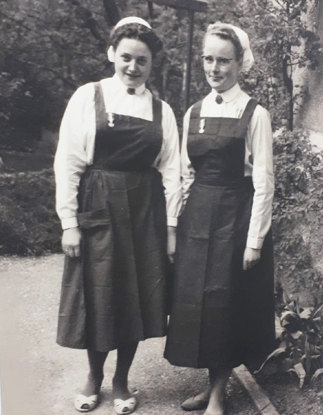 고흥 소록도 한센병 마을에서 40년간 간호사로 봉사해 온 마가렛(왼쪽)과 마리안느가 1950년대 고향인 오스트리아 인스부르크 간호학교 시절 찍은 기념사진. [사진=고흥군]