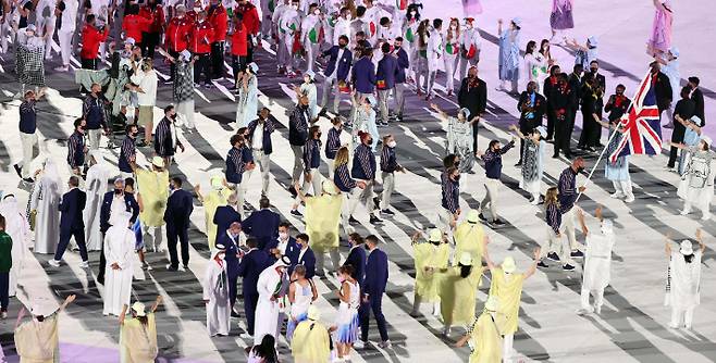 23일  도쿄 올림픽 스타디움(신국립경기장)에서 열린 2020도쿄올림픽 개회식에서 각국 선수단이 입장하고 있다. 이번 올림픽에서는 최소인원의 선수단만 입장을 하기로 결정됐다. 올림픽사진공동취재단