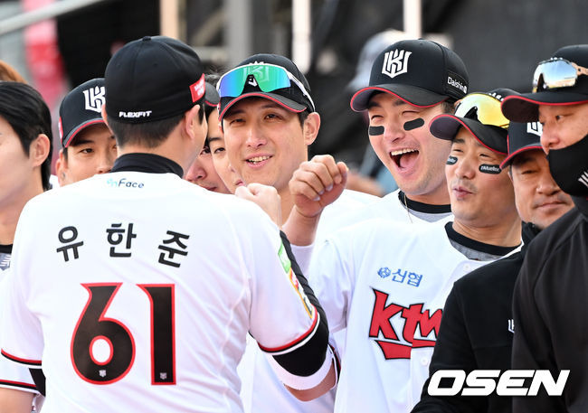 [OSEN=수원, 이대선 기자] 14일 오후 수원 KT위즈파크에서 '2022 신한은행 SOL KBO 리그' KT 위즈와 키움 히어로즈의 경기가 열렸다.은퇴식에 앞서 KT 유한준이 시포를 마치고 박병호와 인사를 나누고 있다. 2022.05.14 /sunday@osen.co.kr