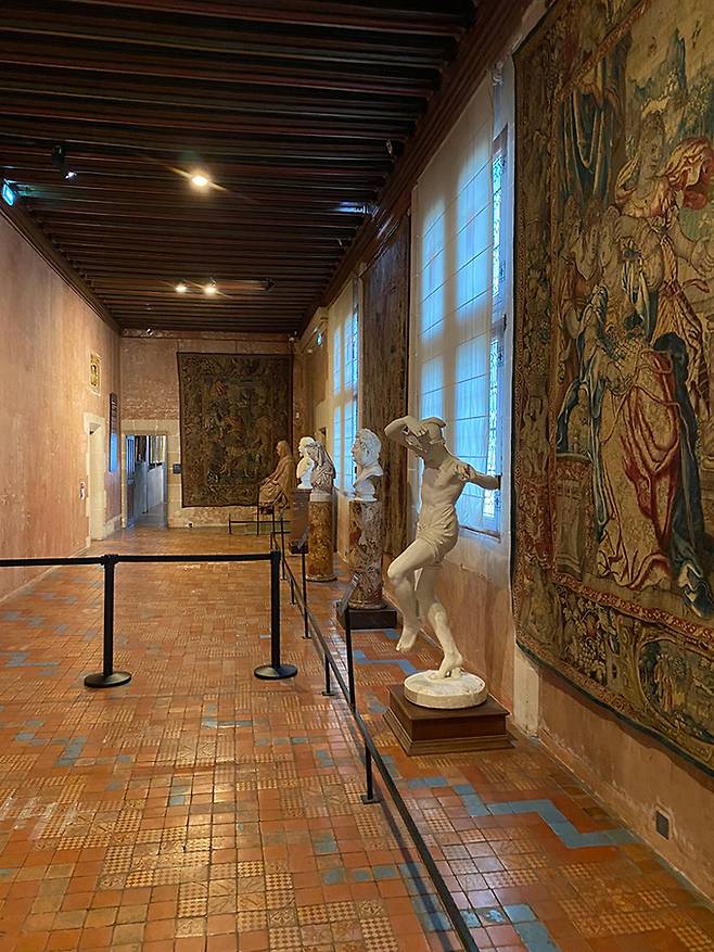 블루아 성 안에 있는 회화·조각상들.