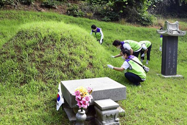 자율봉사단 단원들이 묘소 관리 작업을 하고 있다.