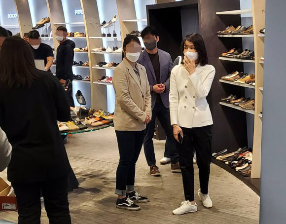 김건희 여사가 14일 서울 서초구 반포 한 백화점에서 윤석열 대통령의 신발 구매에 함께 하고 있다. 윤 대통령은 취임 후 첫 주말인 이날 서울 종로구 광장시장을 방문한 뒤 자택 인근 백화점을 찾아 구두 한켤레를 구매했다 . 2022.5.14 연합뉴스