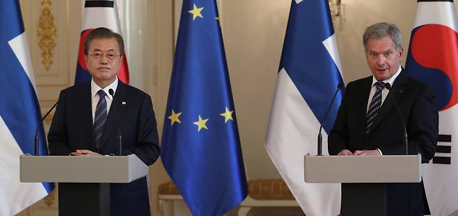 2019년 문재인(왼쪽) 전 대통령과 핀란드 대통령궁에서 사울리 니니스퇴 대통령이 공동기자회견을 하고 있는 모습. 2019.6.10 연합뉴스