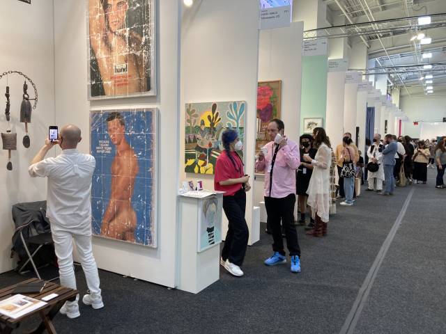 비영리단체가 주최하는 나다(NADA) 아트페어는 독립 큐레이터, 신진 작가들의 부스를 적극 후원하기에 작지만 실험적인 작품들을 만날 수 있다