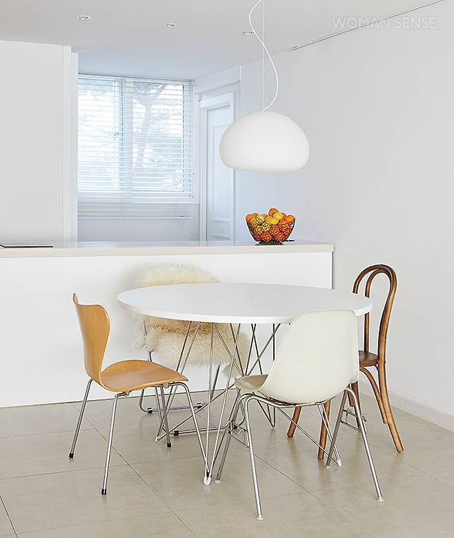 주방 역시 다이닝 공간과 조리 공간을 분리했다. 다용도실로 나가는 쪽에 인덕션이 있는 일자형 아일랜드 조리대를 두어 샤부샤부를 먹을 때나 고기를 구울 때 편리하도록 공사했다. 식탁 테이블은 마지스, 의자는 허먼밀러 임스 체어·프리츠한센 세븐체어·톤 18 체어, 조명은 글라스 재질의 무토 플루이드 펜던트.