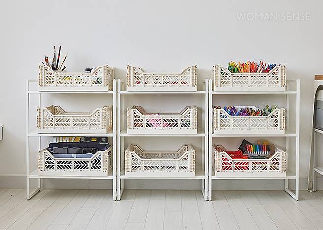 두 아이의 놀이방은 항상 잘 정리돼 있다. 아이들이 태어나서 가장 많이 본 모습이 엄마가 정리하는 모습일 터. 강요하지 않아도 서서히 닮아갔다.