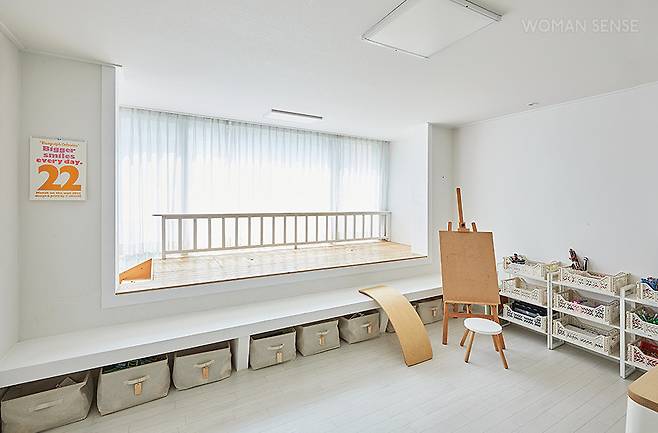 장난감은 종류별로 패브릭 수납함에 정리했고, 미술 도구는 아이카사 바스켓에 종류별로 보관한다. 카테고리별로 정리하면 실컷 어지르고 놀다가도 그 자리에 넣기만 하면 정리되니 아이들도 쉽게 익힐 수 있다.