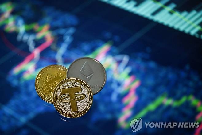 비트코인, 테더, 이더리움 모형 [AFP 연합뉴스 자료사진. 재판매 및 DB 금지]