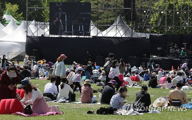 북적이는 야외 음악축제 현장 지난 1일 오후 서울 송파구 올림픽공원 88잔디마당에서 열린 음악축제 '원더랜드 페스티벌 2022' 모습 [연합뉴스 자료사진]