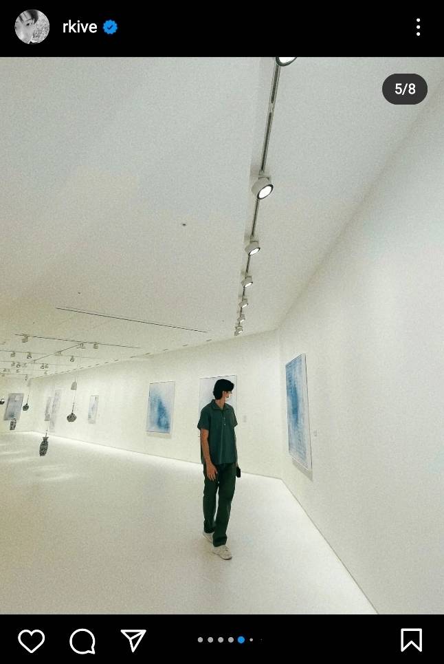 올리버 비어 개인전 관람 중인 RM [RM 인스타그램 갈무리]
