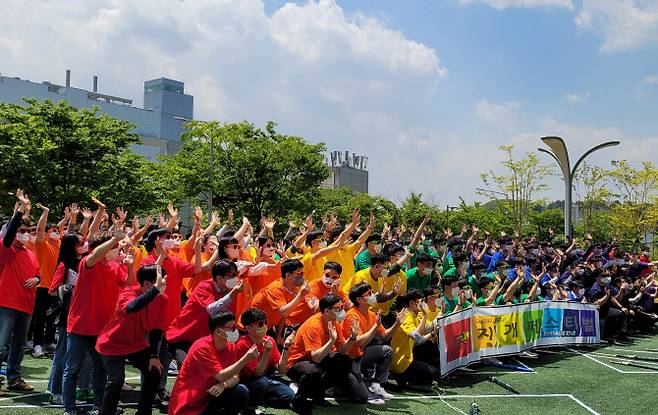삼성디스플레이 직원들이 지난 2일 삼성디스플레이 기흥캠퍼스에서 무료개안사업 재개를 기념해 열린 사내 행사에 참여하고 있다. (사진=삼성디스플레이)