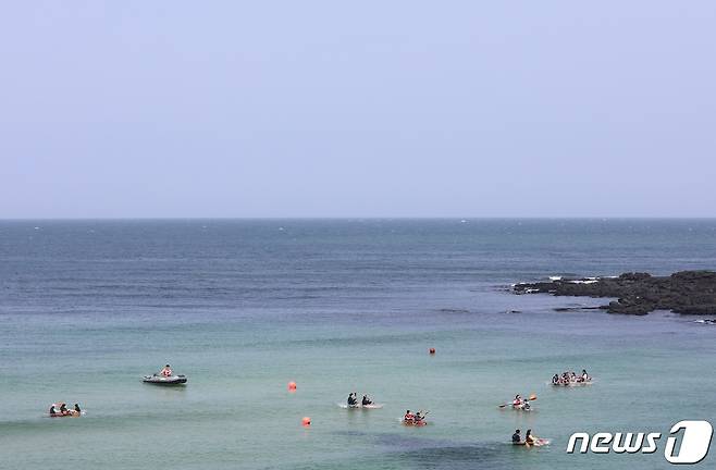 8일 오전 제주시 애월읍 한담 해변에서 관광객들이 카약을 타며 물놀이를 즐기고 있다.2022.5.7/뉴스1 © News1 고동명 기자