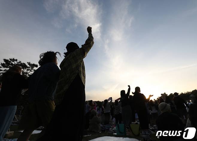 14일 오후 서울 송파구 올림픽공원 88잔디마당에서 열린 뷰티풀 민트 라이프에서 시민들이 공연을 즐기고 있다. 오는 15일까지 열리는 뷰티풀 민트 라이프에서는 다양한 아티스트들의 무대가 펼쳐지며 50인 이상이 모이는 실외 공연장이므로 마스크 착용이 의무화된다. 2022.5.14/뉴스1 © News1 신웅수 기자