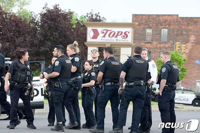 14일(현지시간) 뉴욕주 버팔로의 슈퍼마켓에 방탄복을 입은 괴한이 총기를 난사해 10명이 숨지는 참극 현장에 경찰이 출동해 있다. © AFP=뉴스1 © News1 우동명 기자