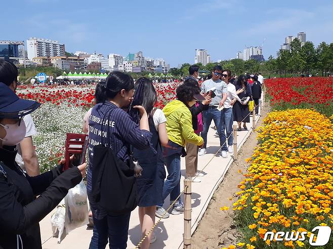 13일부터 15일까지 태화강 국가정원에서 ‘태화강의 봄, 꽃으로 피다!’라는 주제로 열린 ‘태화강 국가정원 봄꽃축제’에 총 25만명의 발길이 이어져 전국의 대표적인 봄 축제로 자리 잡아가고 있다.© 뉴스1