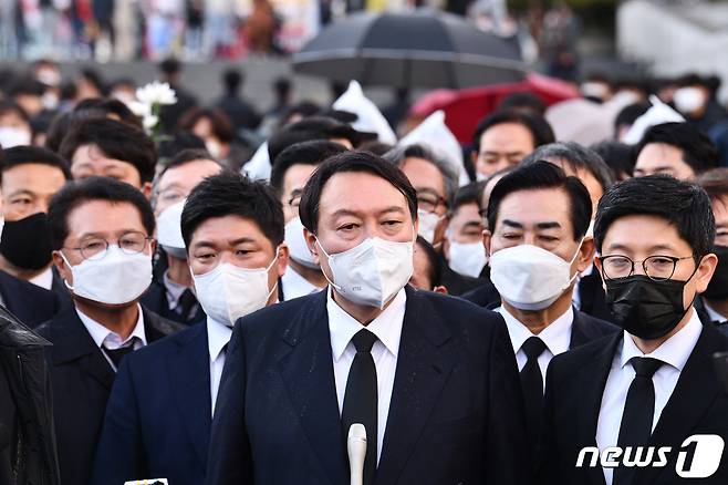 윤석열 대통령이 지난해 11월10일 국민의힘 대선 후보 시절 광주 북구 운정동 국립 5·18 민주묘지 추모탑 입구에서 입장을 밝히고 있다. 2021.11.10/뉴스1 © News1 이동해 기자