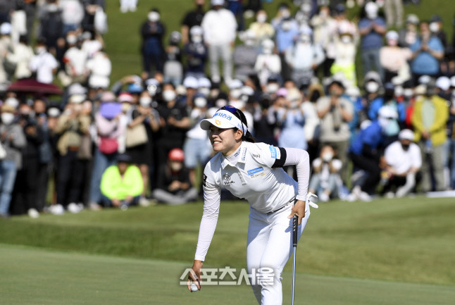 박민지가 18번 홀에서 황유민을 1타차로 따돌리고 우승을 확정한 후 2만여 관중 앞에서 공을 들고 기뻐하고 있다. 수원 = 이주상기자 rainbow@sportsseoul.com