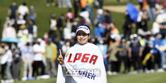 박민지가 18번 홀에서 황유민을 1타차로 따돌리고 우승을 확정한 후 챔피언 타월을 두르고 기뻐하고 있다. 수원 = 이주상기자 rainbow@sportsseoul.com