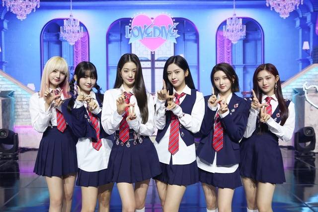 아이브는 'LOVE DIVE'로 '하프 밀리언셀러'에 등극했다. 더불어 음원차트에서도 독보적인 성과를 내고 있다. /스타쉽 제공