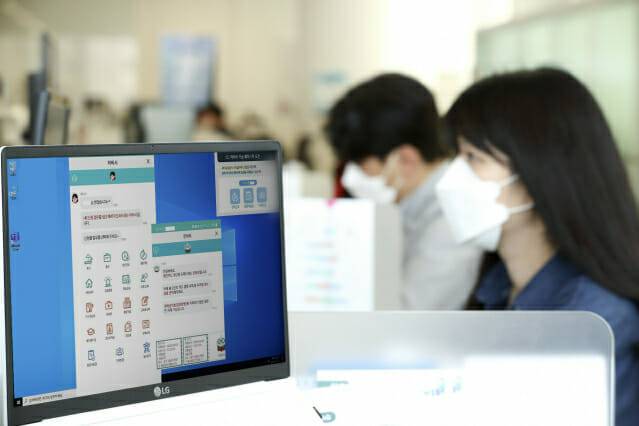 KT 직원들이 자체 개발한 로봇프로세스자동화(RPA) 도구를 이용해 전표처리 등 전산작업을 처리하고 있는 모습. (사진=KT)