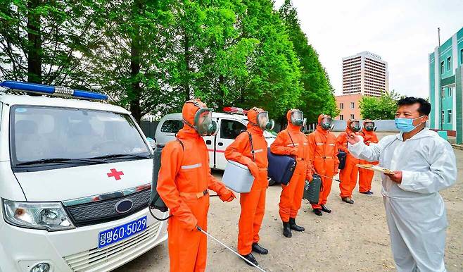 북한이 신종 코로나바이러스 감염증(코로나19) 확진자 발생으로 국가방역체계를 '최대비상방역체계'로 이행하고 있다고 13일 밝혔다. /노동신문