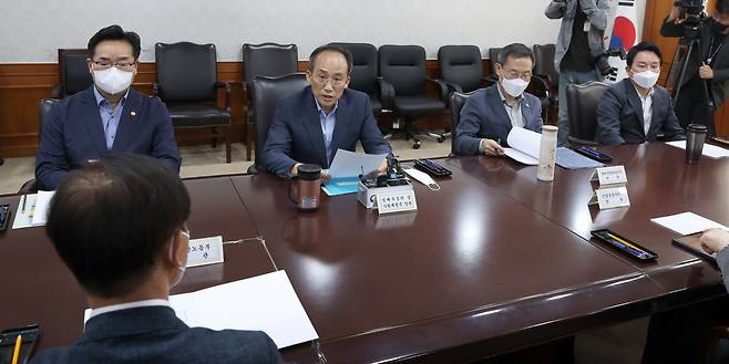 추경호(왼쪽에서 2번째) 경제부총리 겸 기획재정부 장관이 15일 오후 서울 종로구 정부서울청사에서 열린 경제장관간담회를 주재하고 있다. 왼쪽부터 정황근 농림축산식품부 장관, 추 부총리, 이종호 과학기술정보통신부 장관, 원희룡 국토교통부 장관. /뉴스1