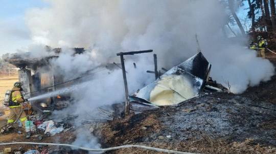 지난 2월 태안군 태안읍에서 발생한 주택화재 현장에서 소방공무원들이 화재를 진압하는 모습. 사진=충남도 제공