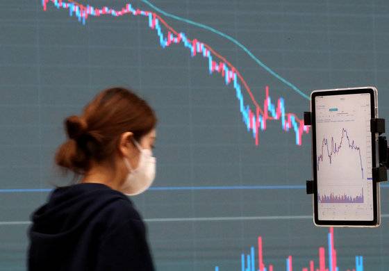 12일 서울 서초구 빗썸 고객센터 전광판에 비트코인 등 가상자산의 차트가 표시되고 있다. 최근 한국 블록체인 기업 테라가 발행하는 스테이블코인 ‘테라’가 사흘째 무너지면서 자매코인격인 ‘루나’ 역시 5월초 대비 95%에 가까운 폭락이 이어지고 있다. 2022.5.12/뉴스1